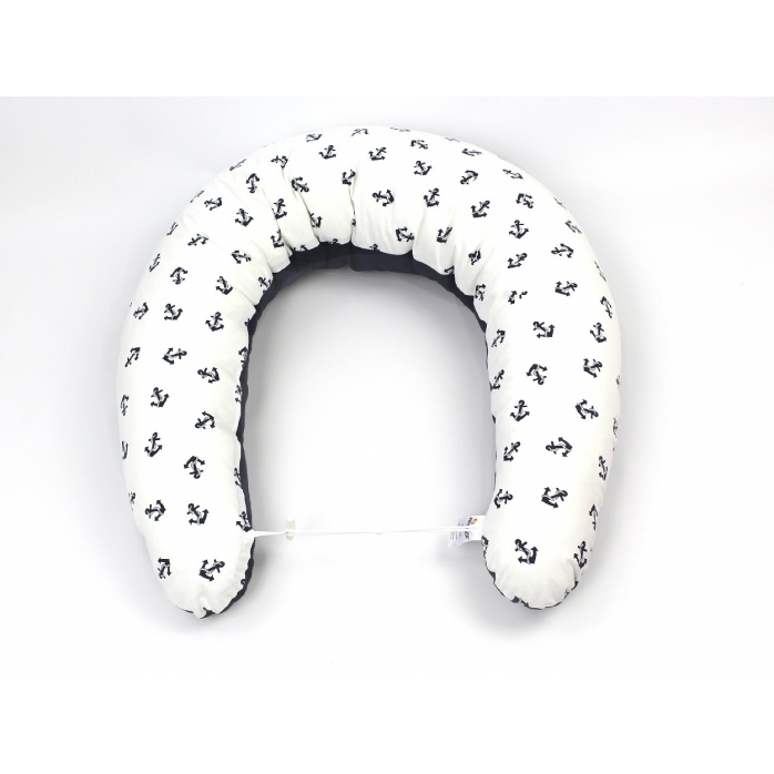 Jemné kotvy na bílém podkladu. Krásný kojicí polštář Matýsek